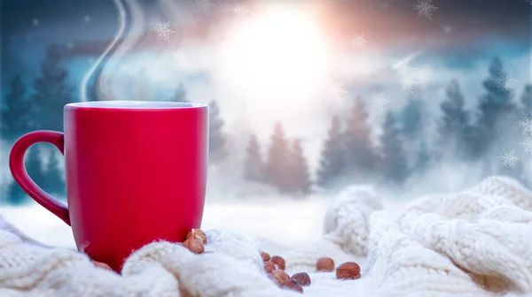 Röd Kopp Med Kaffe Snöig Bakgrund Vinterskog Röd Kopp Mot — Stockfoto