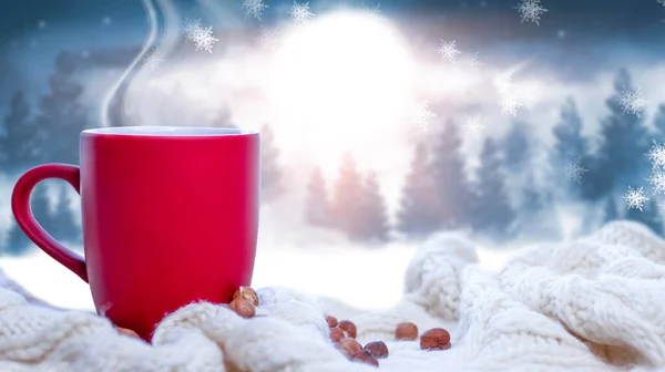 Rote Tasse Mit Kaffee Tee Vor Verschneitem Hintergrund Winterwald Eine — Stockfoto