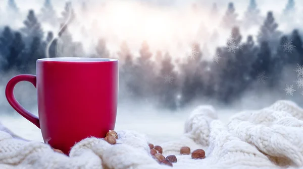 Rote Tasse Mit Kaffee Tee Vor Verschneitem Hintergrund Winterwald Eine — Stockfoto