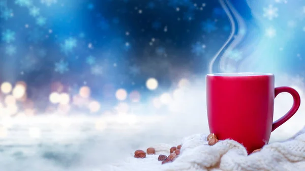 Rote Tasse Mit Kaffee Tee Vor Verschneitem Hintergrund Winterwald Eine — Stockfoto