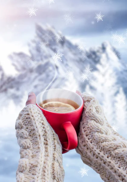 Rote Tasse Mit Kaffee Tee Weiblichen Händen Vor Verschneitem Hintergrund — Stockfoto