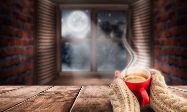 İç kısımda bir fincan sıcak çay. Bardakta çay, kadınların elinde..