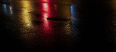 Islak asfalt, gece görüşü, beton zeminde neon yansıması. Gece boş sahne. Karanlık, soyut bir arkaplan. Yağmurdan sonra gece, ıslak yüzey. Bulanık arkaplan, gece bokeh.
