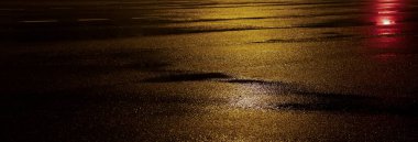 Islak asfalt, gece görüşü, beton zeminde neon yansıması. Gece boş sahne. Karanlık, soyut bir arkaplan. Yağmurdan sonra gece, ıslak yüzey. Bulanık arkaplan, gece bokeh.
