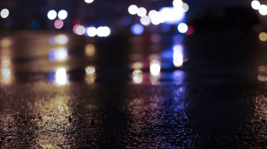 Islak asfalt, gece görüşü, beton zeminde neon yansıması. Gece boş sahne. Karanlık, soyut bir arkaplan. Yağmurdan sonra gece, ıslak yüzey. Bulanık arkaplan, gece bokeh.