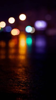Islak asfalt, gece görüşü, beton zeminde neon yansıması. Gece boş sahne. Karanlık, soyut bir arkaplan. Yağmurdan sonra gece, ıslak yüzey. Bulanık arkaplan, gece bokeh.