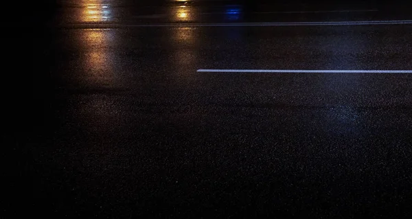 Asfalto Molhado Visão Noturna Reflexão Néon Chão Concreto Noite Vazia — Fotografia de Stock