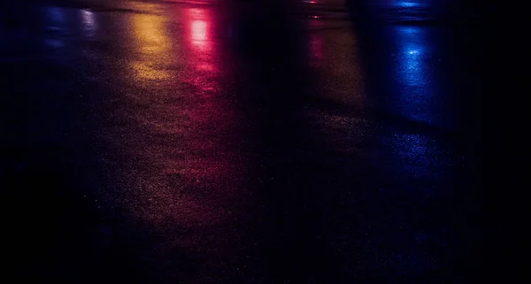 Våt Asfalt Nattutsikt Neonreflektion Betonggolvet Natten Tom Scen Mörk Abstrakt — Stockfoto