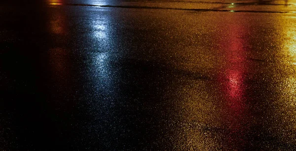 Asfalto Molhado Visão Noturna Reflexão Néon Chão Concreto Noite Vazia — Fotografia de Stock