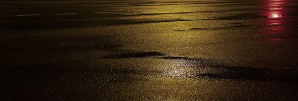 湿ったアスファルト コンクリート床の上にネオン反射 夜の空のステージ 暗い抽象的な背景 雨の後の夜の街 ぬれた表面 背景がぼやけて 夜のボケ — ストック写真