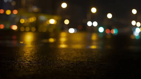 湿沥青 霓虹灯反射在混凝土地板上 夜晚空荡荡的舞台黑暗的抽象背景 雨后的夜城 潮湿的表面 模糊的背景 夜幕降临 — 图库照片