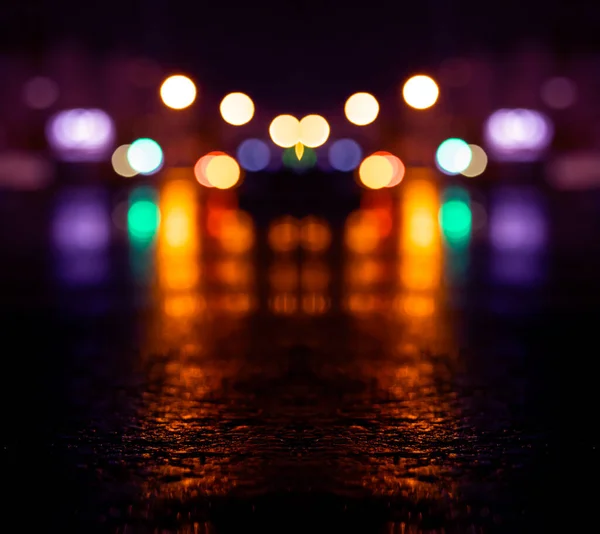 湿沥青 霓虹灯反射在混凝土地板上 夜晚空荡荡的舞台黑暗的抽象背景 雨后的夜城 潮湿的表面 模糊的背景 夜幕降临 — 图库照片