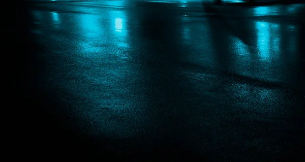 湿沥青 霓虹灯反射在混凝土地板上 夜晚空荡荡的舞台黑暗的抽象背景黑暗的街道雨后的夜城 潮湿的表面 模糊的背景 — 图库照片