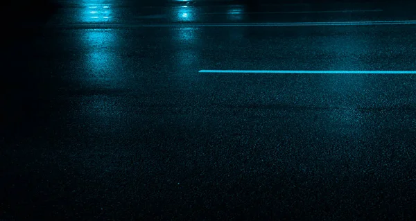 Asfalto Molhado Visão Noturna Reflexão Néon Chão Concreto Noite Vazia — Fotografia de Stock