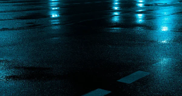 Islak Asfalt Gece Görüşü Beton Zeminde Neon Yansıması Gece Boş — Stok fotoğraf