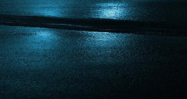 Υγρή Άσφαλτος Νυχτερινή Θέα Αντανακλάσεις Νέον Στο Τσιμεντένιο Πάτωμα Νυχτερινή — Φωτογραφία Αρχείου