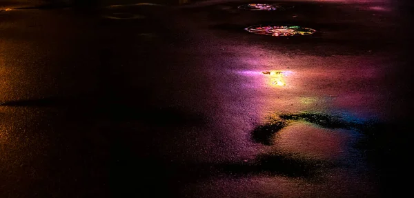 Efecto Luz Fondo Borroso Asfalto Húmedo Vista Nocturna Ciudad Reflejos — Foto de Stock