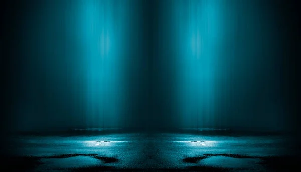 光的效果 模糊的背景 湿沥青 夜景城市 霓虹灯反射在水泥地板上 晚上空舞台演播室黑暗的抽象背景 黑暗的空旷街道 — 图库照片