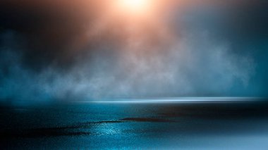 Karanlık, ıslak bir sokak, asfalt, neon ışığı. Sudaki neonun yansıması. Boş gece sokak sahnesi, gece şehri, duman. soyut karanlık sahne soyut gece manzarası neon mavi ışıklı ağaç siluetleri su ayışığı mekanını yansıtıyor