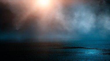 Karanlık, ıslak bir sokak, asfalt, neon ışığı. Sudaki neonun yansıması. Boş gece sokak sahnesi, gece şehri, duman. soyut karanlık sahne soyut gece manzarası neon mavi ışıklı ağaç siluetleri su ayışığı mekanını yansıtıyor