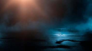 Karanlık, ıslak bir sokak, asfalt, neon ışığı. Sudaki neonun yansıması. Boş gece sokak sahnesi, gece şehri, duman. soyut karanlık sahne soyut gece manzarası neon mavi ışıklı ağaç siluetleri su ayışığı mekanını yansıtıyor