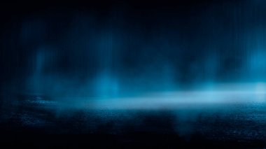 Karanlık, ıslak bir sokak, asfalt, neon ışığı. Sudaki neonun yansıması. Boş gece sokak sahnesi, gece şehri, duman. soyut karanlık sahne soyut gece manzarası neon mavi ışıklı ağaç siluetleri su ayışığı mekanını yansıtıyor