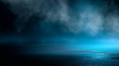 Karanlık, ıslak bir sokak, asfalt, neon ışığı. Sudaki neonun yansıması. Boş gece sokak sahnesi, gece şehri, duman. soyut karanlık sahne soyut gece manzarası neon mavi ışıklı ağaç siluetleri su ayışığı mekanını yansıtıyor