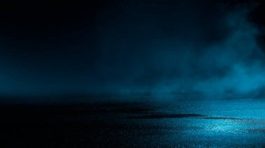 Karanlık, ıslak bir sokak, asfalt, neon ışığı. Sudaki neonun yansıması. Boş gece sokak sahnesi, gece şehri, duman. soyut karanlık sahne soyut gece manzarası neon mavi ışıklı ağaç siluetleri su ayışığı mekanını yansıtıyor
