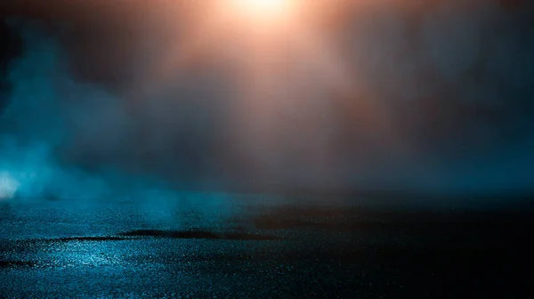 暗い冷たいぬれた通り アスファルト ネオン 水の中のネオンの反射 空の夜の通りのシーン 夜の街 抽象的な空のシーン抽象的な夜の風景ネオンブルーライトツリーシルエット反射水月明かりの光の場所 — ストック写真