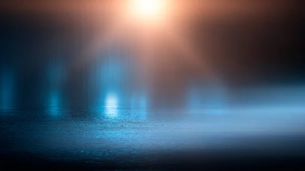 Темна Холодна Мокра Вулиця Асфальт Неонове Світло Відбиття Неону Воді — стокове фото