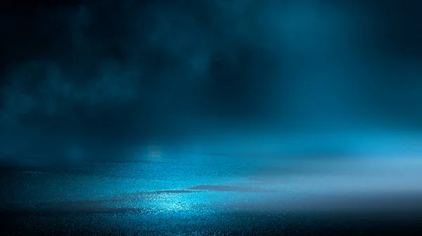 黑暗寒冷潮湿的街道 霓虹灯 中子在水中的反射 空荡荡的夜景 抽象的黑暗空旷的场景抽象的夜景霓虹灯蓝光树轮廓倒映水月光光的地方 — 图库照片