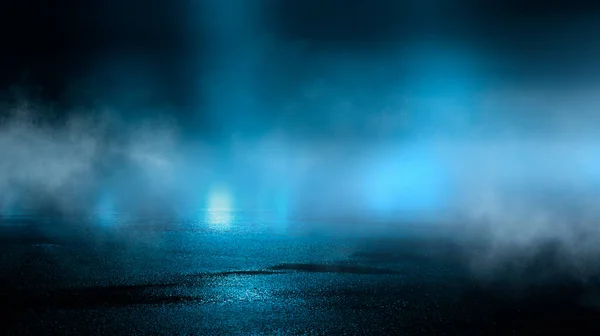 Karanlık Islak Bir Sokak Asfalt Neon Işığı Sudaki Neonun Yansıması — Stok fotoğraf