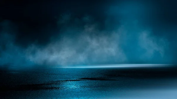 黑暗寒冷潮湿的街道 霓虹灯 中子在水中的反射 空荡荡的夜景 抽象的黑暗空旷的场景抽象的夜景霓虹灯蓝光树轮廓倒映水月光光的地方 — 图库照片