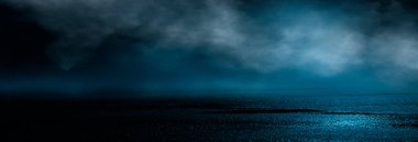 Karanlık, ıslak bir sokak, asfalt, neon ışığı. Sudaki neonun yansıması. Boş gece sokak sahnesi, gece şehri, duman. soyut karanlık sahne soyut gece manzarası neon mavi ışık ağacı siluetleri yansıtan su ay ışığı sisli