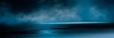 Karanlık, ıslak bir sokak, asfalt, neon ışığı. Sudaki neonun yansıması. Boş gece sokak sahnesi, gece şehri, duman. soyut karanlık sahne soyut gece manzarası neon mavi ışık ağacı siluetleri yansıtan su ay ışığı sisli