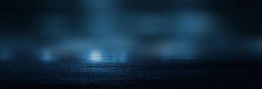 Karanlık, ıslak bir sokak, asfalt, neon ışığı. Sudaki neonun yansıması. Boş gece sokak sahnesi, gece şehri, duman. soyut karanlık sahne soyut gece manzarası neon mavi ışık ağacı siluetleri yansıtan su ay ışığı sisli