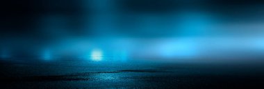 Karanlık, ıslak bir sokak, asfalt, neon ışığı. Sudaki neonun yansıması. Boş gece sokak sahnesi, gece şehri, duman. soyut karanlık sahne soyut gece manzarası neon mavi ışık ağacı siluetleri yansıtan su ay ışığı sisli