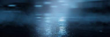 Karanlık, ıslak bir sokak, asfalt, neon ışığı. Sudaki neonun yansıması. Boş gece sokak sahnesi, gece şehri, duman. soyut karanlık sahne soyut gece manzarası neon mavi ışık ağacı siluetleri yansıtan su ay ışığı sisli