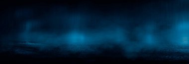Karanlık, ıslak bir sokak, asfalt, neon ışığı. Sudaki neonun yansıması. Boş gece sokak sahnesi, gece şehri, duman. soyut karanlık sahne soyut gece manzarası neon mavi ışık ağacı siluetleri yansıtan su ay ışığı sisli