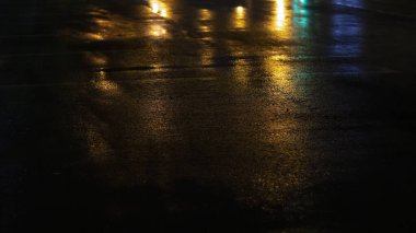 Islak asfalt, neon lambaların yansıması, bir projektör, duman. Karanlık, boş bir sokakta dumanlı, dumanlı, dumanlı bir sokakta soyut bir ışık. Karanlık arka plan sahnesi boş sokak, gece manzarası,