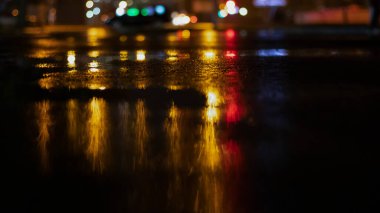 Islak asfalt, neon lambaların yansıması, bir projektör, duman. Karanlık, boş bir sokakta dumanlı, dumanlı, dumanlı bir sokakta soyut bir ışık. Karanlık arka plan sahnesi boş sokak, gece manzarası,