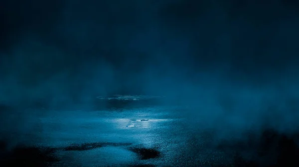 暗い冷たいぬれた通り アスファルト ネオン 水の中のネオンの反射 空の夜の通りのシーン 夜の街 抽象的な空のシーン抽象的な夜の風景ネオンブルーライトツリーシルエット反射水月明かりの光の場所 — ストック写真