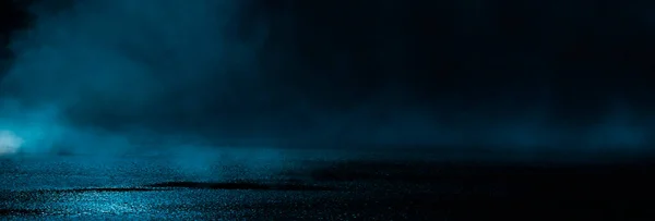暗い冷たいぬれた通り アスファルト ネオン 水の中のネオンの反射 空の夜の通りのシーン 夜の街 抽象的な暗い空のシーン抽象的な夜の風景ネオンブルーライトツリーシルエット反射水月明かりの光霧 — ストック写真