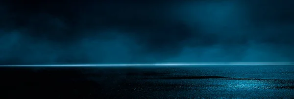 Sötét Hideg Nedves Utca Aszfalt Neonfény Neon Visszaverődése Vízben Üres — Stock Fotó