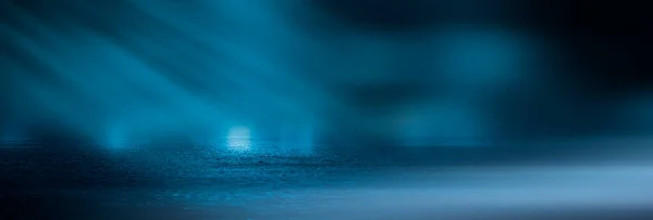 Темно Холодная Мокрая Улица Асфальт Неоновый Свет Отражение Неона Воде — стоковое фото