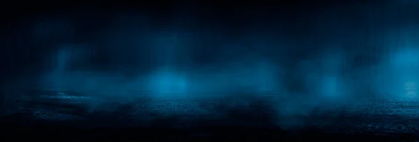 黑暗寒冷潮湿的街道 霓虹灯 中子在水中的反射 空荡荡的夜景 抽象的黑暗空旷的场景抽象的夜景霓虹灯蓝光树轮廓倒映水月光薄雾 — 图库照片
