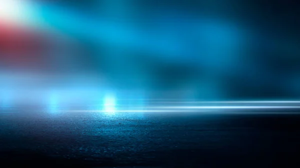 黑暗寒冷潮湿的街道 霓虹灯 中子在水中的反射 空荡荡的夜景 抽象的黑暗空旷的场景抽象的夜景霓虹灯蓝光树轮廓倒映水月光薄雾 — 图库照片