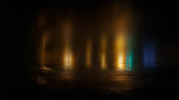 Asfalto Molhado Reflexão Luzes Néon Holofote Fumaça Luz Abstrata Uma — Fotografia de Stock