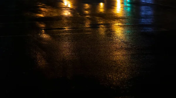 潮湿的沥青 霓虹灯的反射 探照灯 在黑漆漆的空荡荡的街道上带着浓烟 空荡荡街道的黑暗背景场景 — 图库照片
