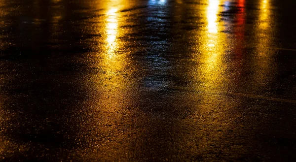 Mokry Asfalt Odbicie Neonowych Świateł Reflektor Dym Abstrakcyjne Wiat Ciemnej — Zdjęcie stockowe